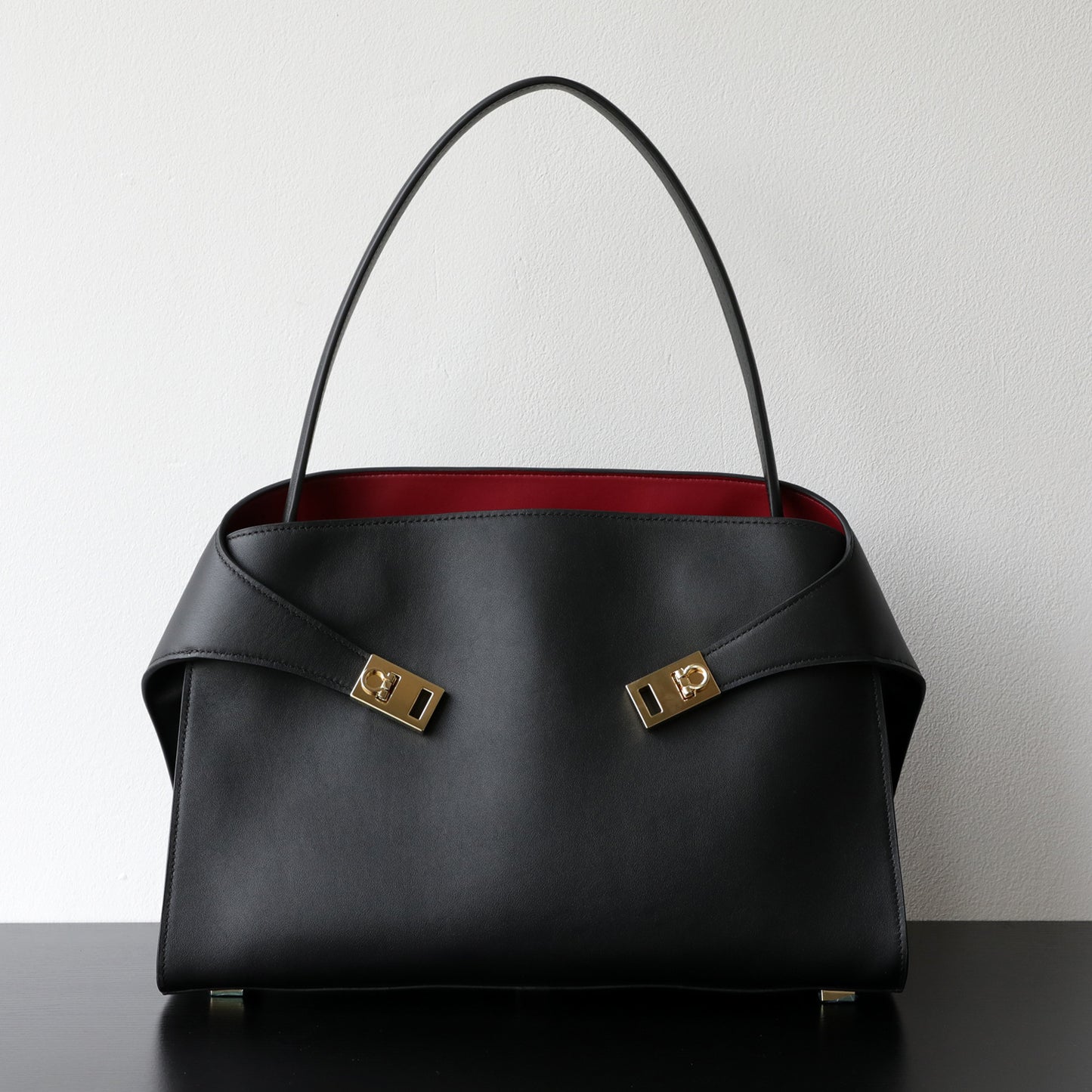 Bolsa Margot NOIR Design escultural com fecho metálico refinado