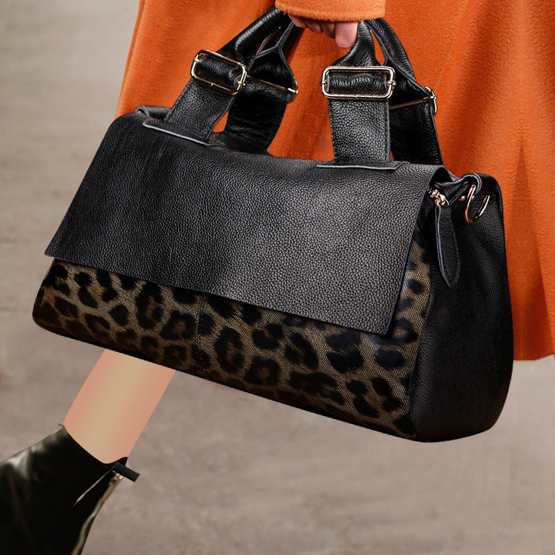 Bolsa Selena NOIR — Estrutura marcante com detalhe animal print sofisticado