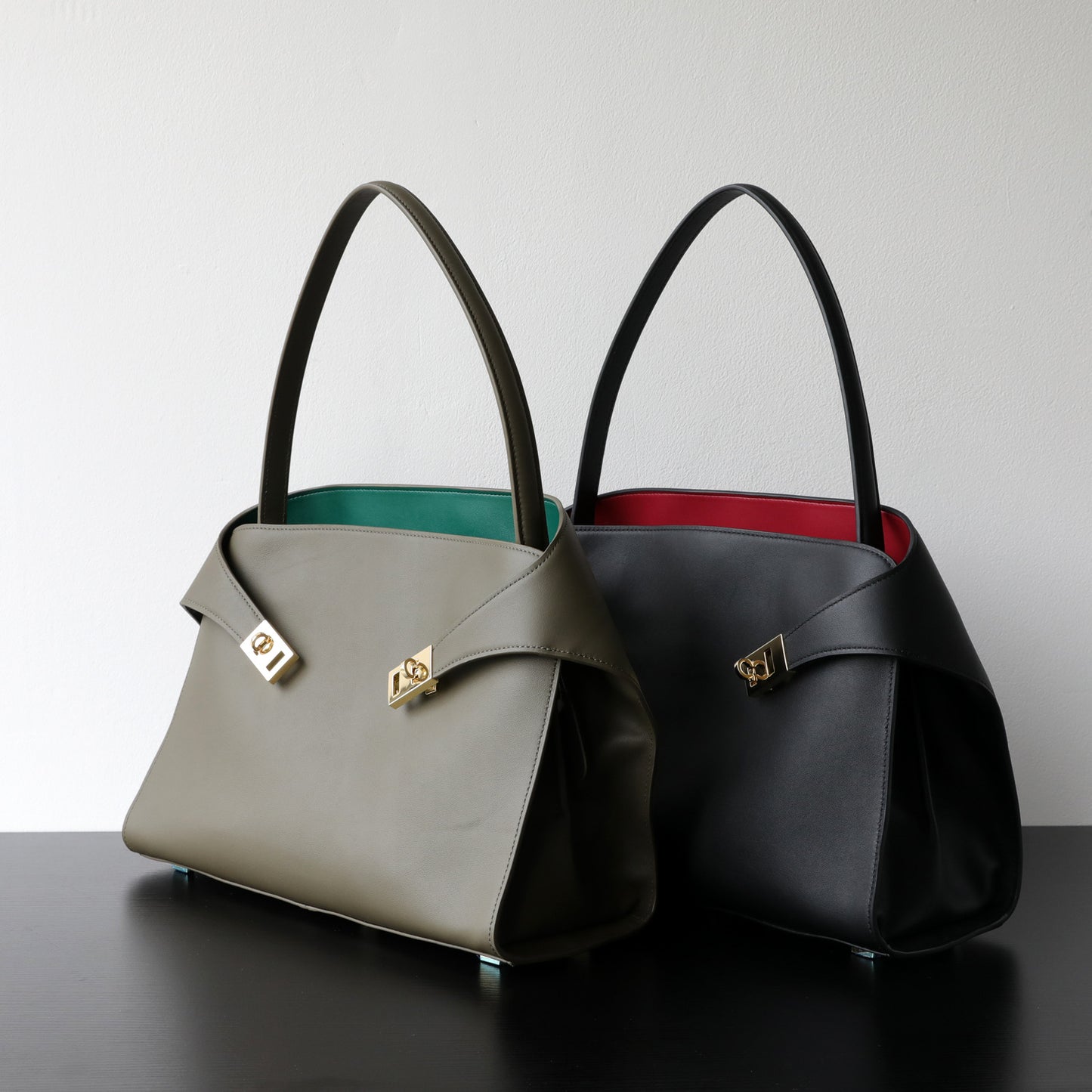 Bolsa Margot NOIR  Design escultural com fecho metálico refinado