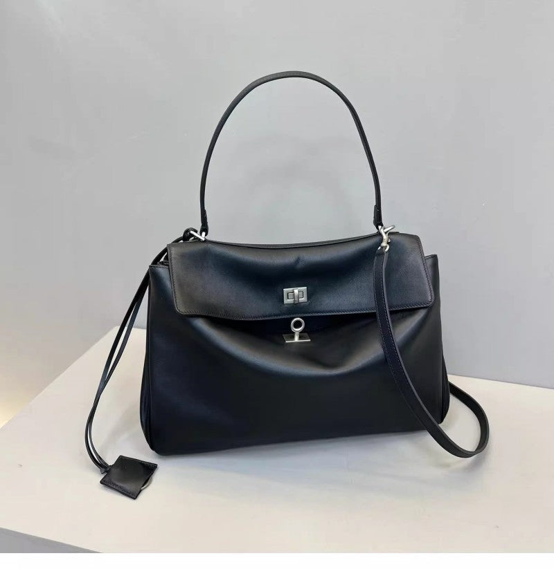 Bolsa Essencial Ízis – Camurça Vintage Atemporal