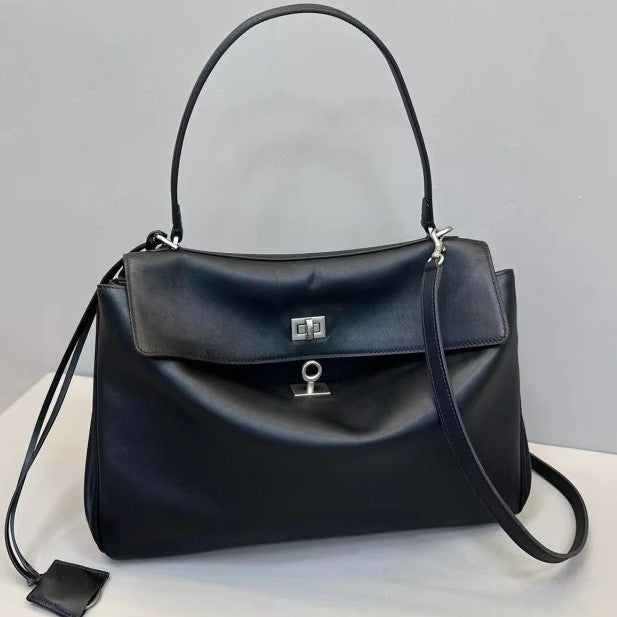 Bolsa Essencial Ízis – Camurça Vintage Atemporal