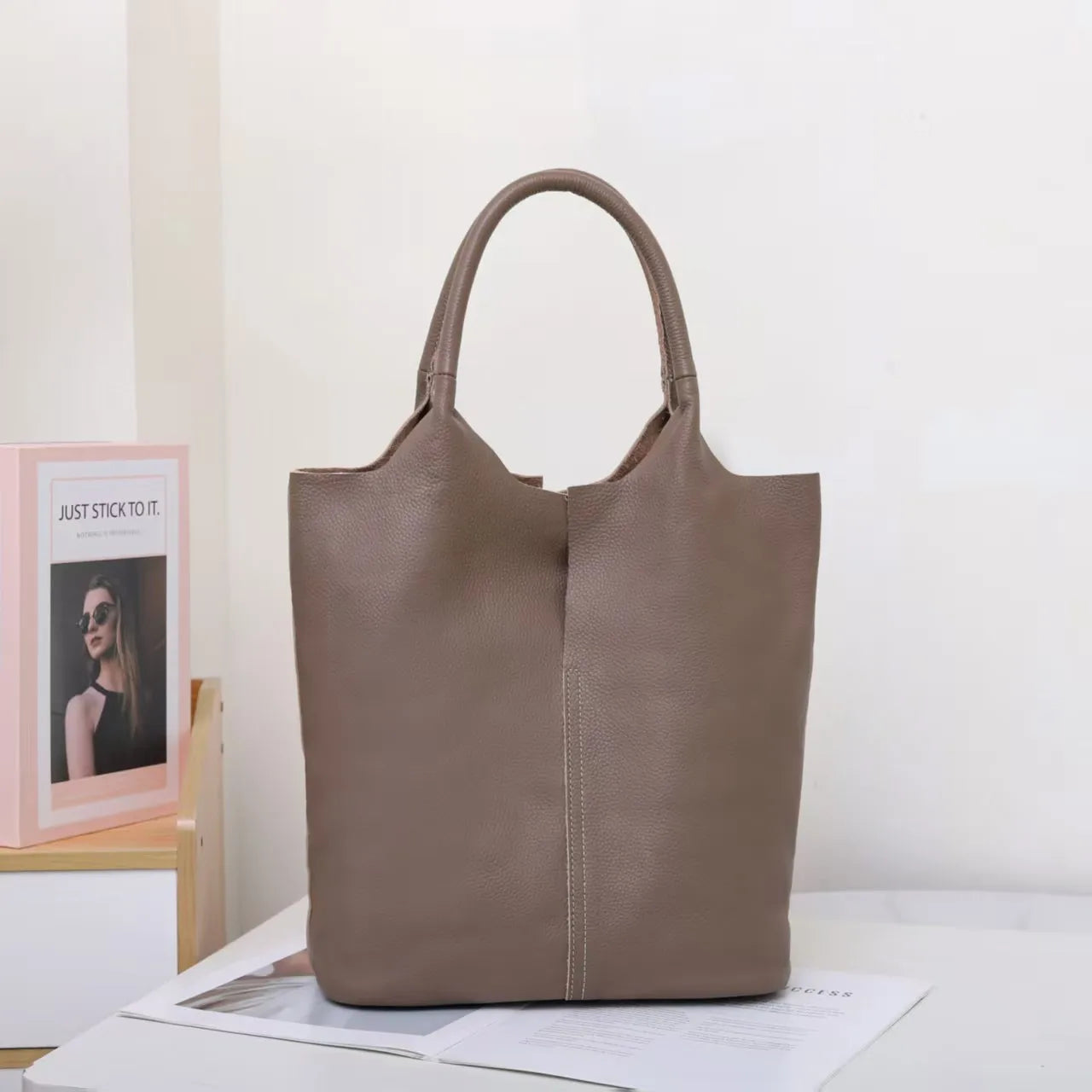 Bolsa Essencial Azaléia — Tote Minimalista de Couro Macio