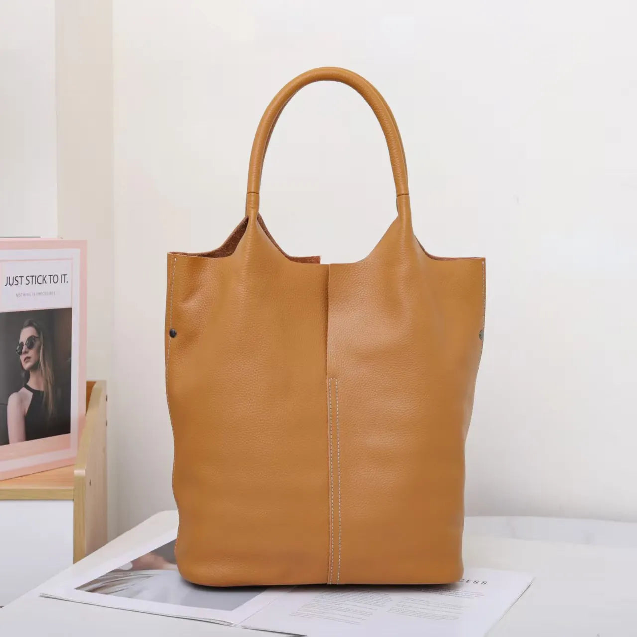 Bolsa Essencial Azaléia — Tote Minimalista de Couro Macio