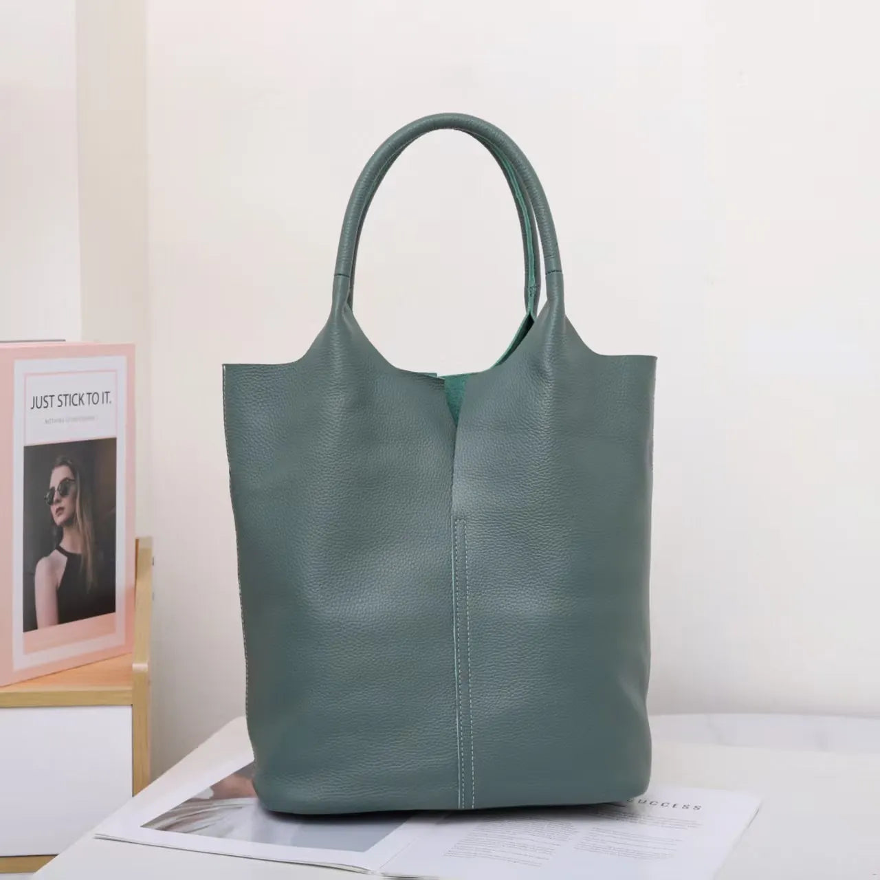 Bolsa Essencial Azaléia — Tote Minimalista de Couro Macio